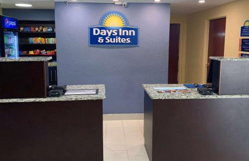 Pinecrest West Park Hotel | Days Inn & Suites by Wyndham Tampa/Raymond James Stadium