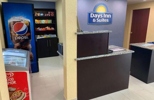 Pinecrest West Park Hotel | Days Inn & Suites by Wyndham Tampa/Raymond James Stadium