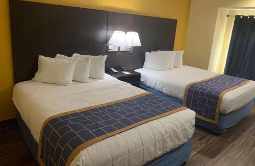 Pinecrest West Park Hotel | Days Inn & Suites by Wyndham Tampa/Raymond James Stadium
