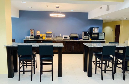Pinecrest West Park Hotel | Days Inn & Suites by Wyndham Tampa/Raymond James Stadium