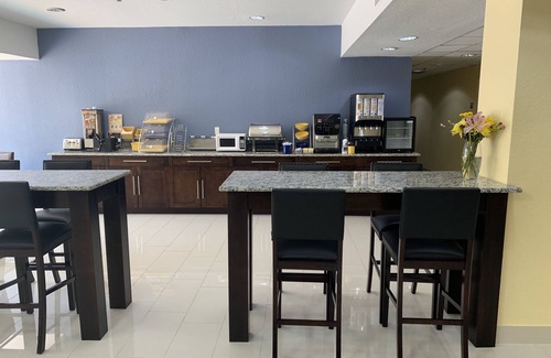 Pinecrest West Park Hotel | Days Inn & Suites by Wyndham Tampa/Raymond James Stadium