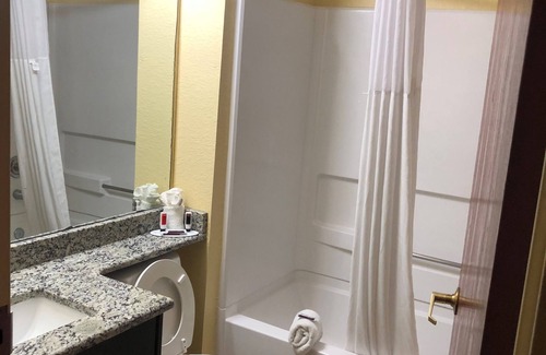 Pinecrest West Park Hotel | Days Inn & Suites by Wyndham Tampa/Raymond James Stadium