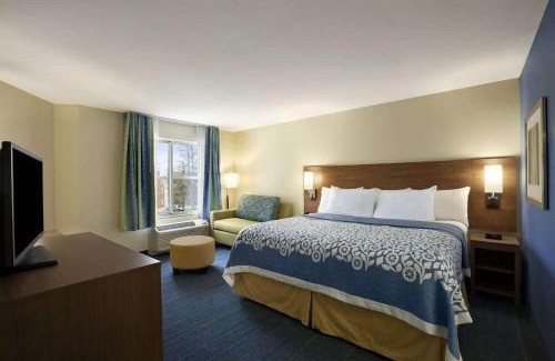 Altoona Hotel | Days Inn & Suites by Wyndham Altoona