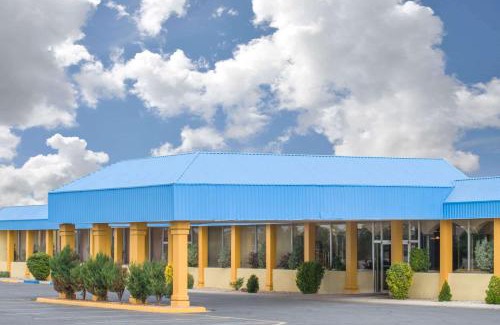 Clovis Hotel | Days Inn & Suites by Wyndham Clovis