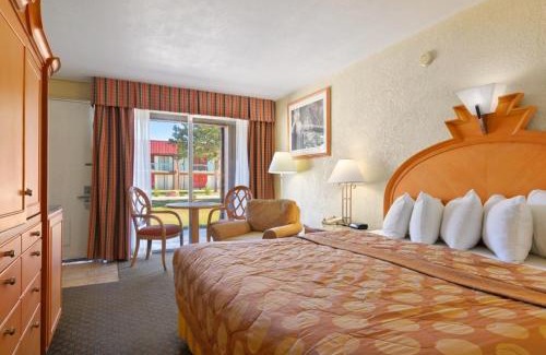 Clovis Hotel | Days Inn & Suites by Wyndham Clovis