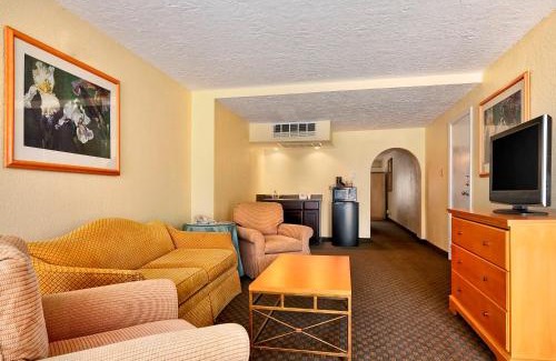 Clovis Hotel | Days Inn & Suites by Wyndham Clovis