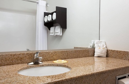 Conroe Hotel | Days Inn & Suites by Wyndham Conroe North