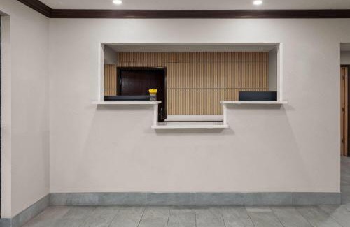 Kaukauna Hotel | Days Inn & Suites by Wyndham Kaukauna WI