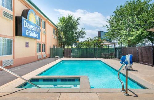 Wichita Hotel | Days Inn & Suites by Wyndham Wichita
