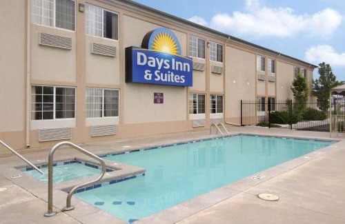 Wichita Hotel | Days Inn & Suites by Wyndham Wichita