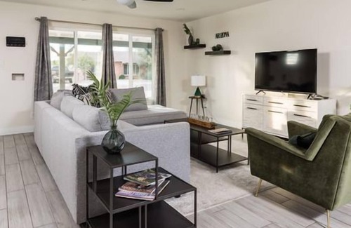 Village Grove House | DAZZILING DESERT MANOR - HEATED POOL & SPA - MINS TO OLD TOWN