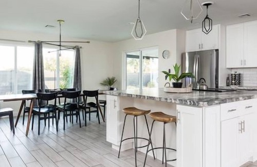 Village Grove House | DAZZILING DESERT MANOR - HEATED POOL & SPA - MINS TO OLD TOWN