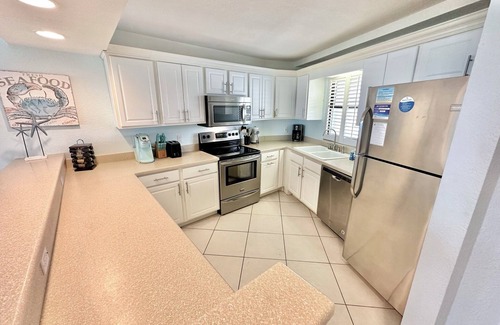 Sandestin Condo | Dazzling Beach View! 6-Seater Golf Cart included! 4321 BS2