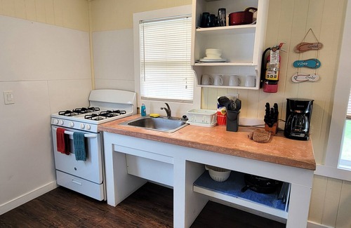 Port Aransas Cottage | DB 7 Sail Away-1 BR/1 Bath Cottage, Kitchenette, Near Beach, Fenced Dog Yard!