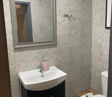 Castle Donington Apartment | DD Apartment 2 - Free Parking - Fast WifI