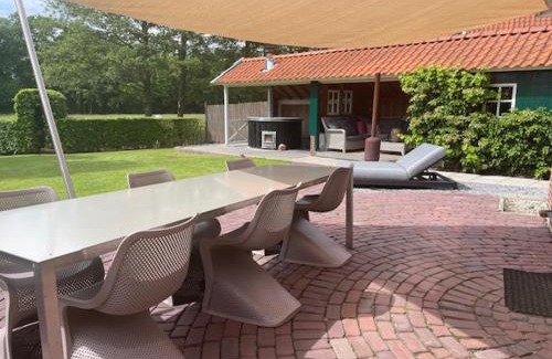 Lievelde House | De Appelbloesem 6-persoons met overdekte hottub, barrelsauna, lounge, wifi