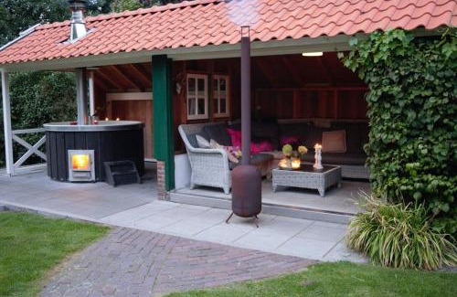 Lievelde House | De Appelbloesem 6-persoons met overdekte hottub, barrelsauna, lounge, wifi