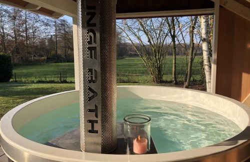Lievelde House | De Essenburgh 7-persoons, overdekte hottub en lounge, barrel sauna, sunshower, wifi, omheinde tuin, huisdier vriendelijk
