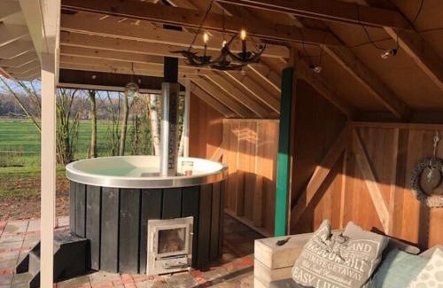 Lievelde House | De Essenburgh 7-persoons, overdekte hottub en lounge, barrel sauna, sunshower, wifi, omheinde tuin, huisdier vriendelijk