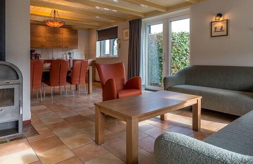 Oosterend Apartment | De Florijn is a detached thatched farmhouse. The front building used to be the apartment de