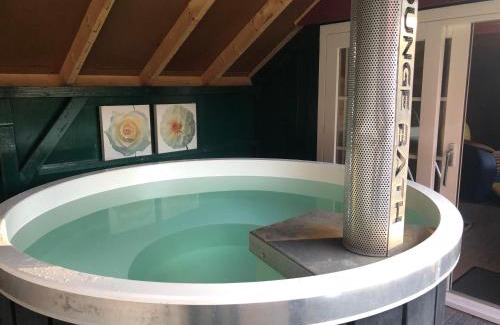 Lievelde House | De Lindenburg met privé hottub, sunshower, sauna, grote tuin met weidezicht en vrije ligging, 6-persoons