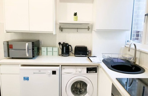 Streatham House | De Montfort House is a lovely 2 bedroom house in the Streatham.