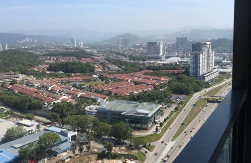 Seri Kembangan Apartment | De ONe HomeStay#Wifi#Netflix#Highfloor unit