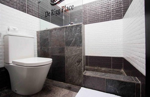 Surulere Hotel | De Rigg Place