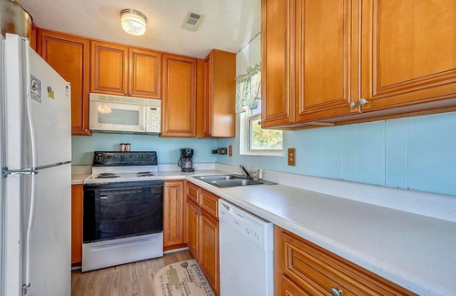 Long Beach House | Deacon on Dolphin! Quaint 3rd Row Beach House with Ocean Views!
