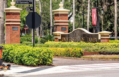 Hyde Park Apartment | Dead Poets Society- U of Tampa Flat in N Hyde Park