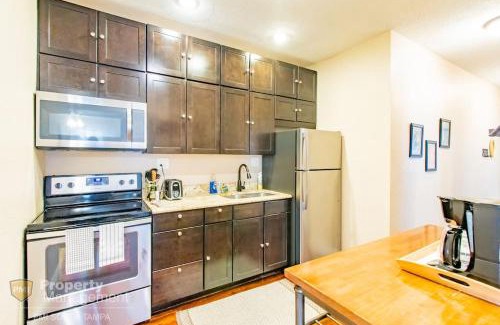 Hyde Park Apartment | Dead Poets Society- U of Tampa Flat in N Hyde Park