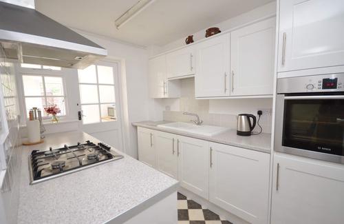 Deal House | Deal Town centre holiday home in quiet part of High Street with parking