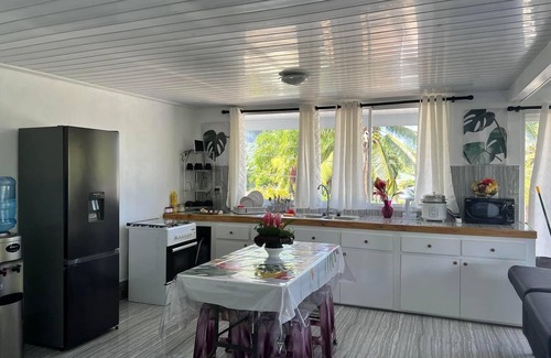 Bora Bora Apartment | DEANE HOUSE Large, fully-equipped studio located in the city center.
