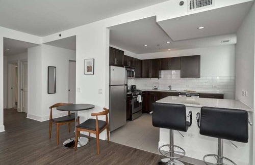 East Hyde Park Apartment | Debonair HP Studio with Lake View by Zencity