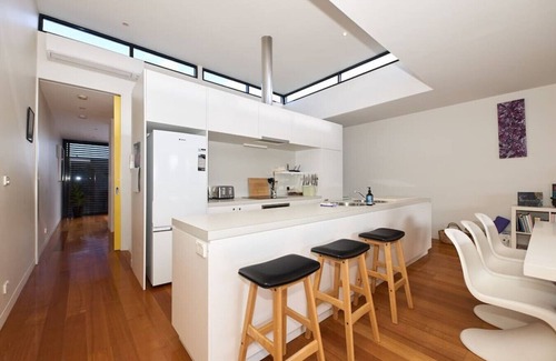 Anglesea House | Debonair Townhouse - 150 metres to beach!
