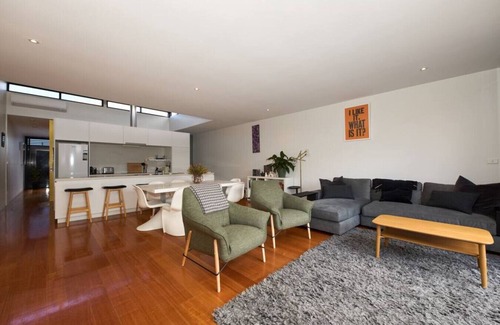 Anglesea House | Debonair Townhouse - 150 metres to beach!