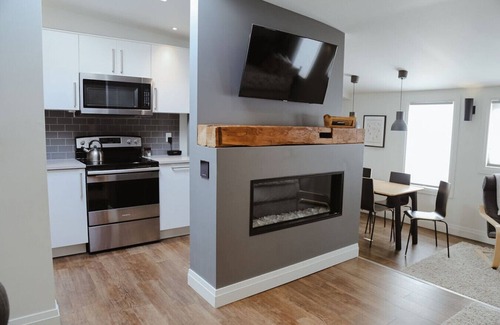 Stratford Apartment | Debonaire Suite: Modern - Calm - Downtown