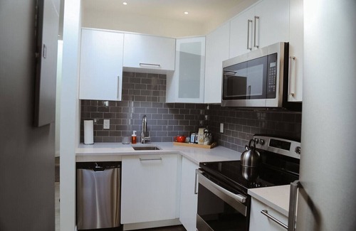 Stratford Apartment | Debonaire Suite: Modern - Calm - Downtown