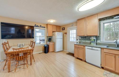 Bracey Apartment | Deck and Lake Gaston Access Dog-Friendly Getaway