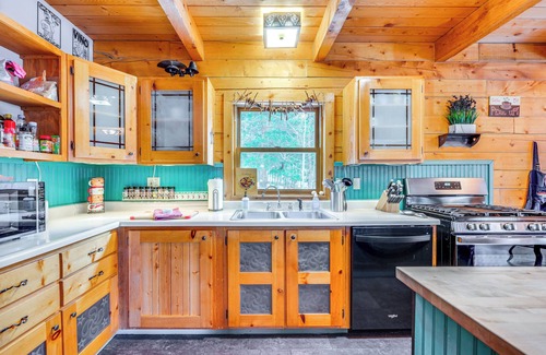 Black Hawk Cottage | Deck, Fire Pit & Grill: Log Cabin in Black Hawk