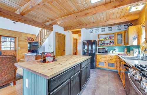 Black Hawk Cottage | Deck, Fire Pit & Grill: Log Cabin in Black Hawk