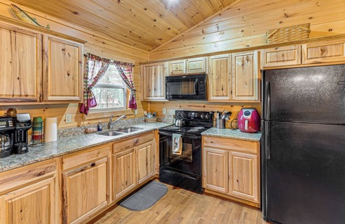 Murphy Cabin | Deck & Fire Pit: Smoky Mountain Cabin Hideaway!