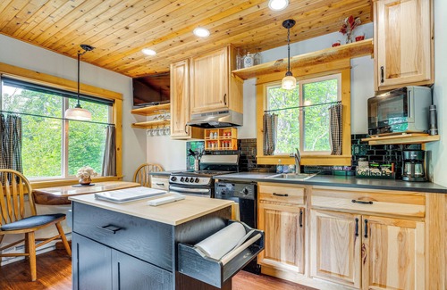 Elk Meadows Cottage | Deck & Fire Pit: Yakima River Retreat in Cle Elum
