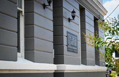 Mansfield Hotel | Deck Quarters - Mansfield, Victoria