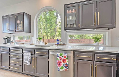 Grants Pass House | Deck & River Views: Family Home in Grants Pass