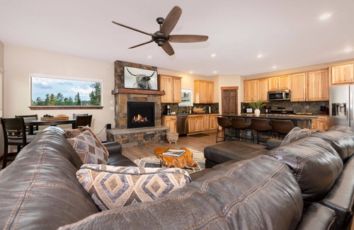 Grand Lake Cabin | Deck w/Expansive Mountain Views, Pool Table - New Construction, Close to Town