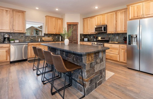 Grand Lake Cabin | Deck w/Expansive Mountain Views, Pool Table - New Construction, Close to Town