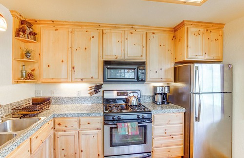 Bear Valley Cabin | Deck w/Mountain Views: Cabin in Bear Valley!