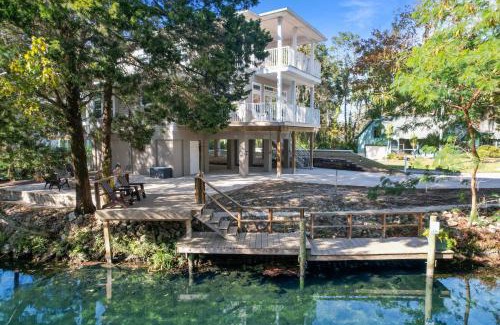 Homosassa House | Decks, Docks and Kayaks Waterfront Homosassa Gem