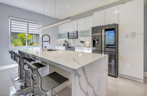 Coral Way House | Deco Delight - Central Hub